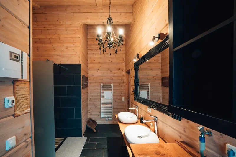 Badezimmer mit Dusche und Doppelwaschbecken im Chalet Hahnenklee