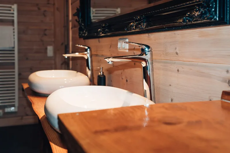 Moderne Doppelwaschbecken im Chalet Hahnenklee