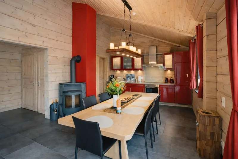 Großer Essbereich mit Kaminofen im Chalet Hahnenklee