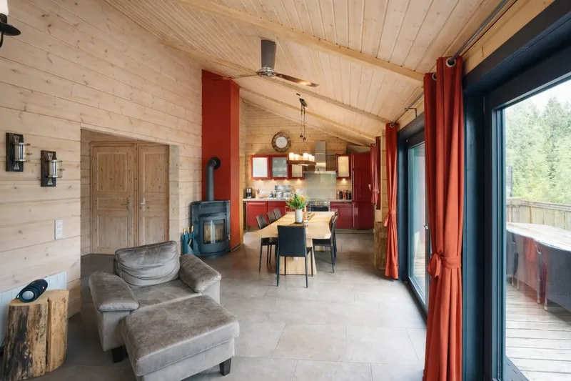 Offener Küchen- und Essbereich mit Terrassenzugang im Chalet Hahnenklee