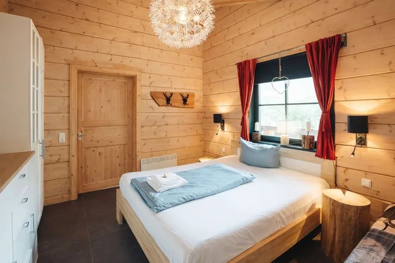 Gemütliches Schlafzimmer mit Doppelbett im Chalet Hahnenklee