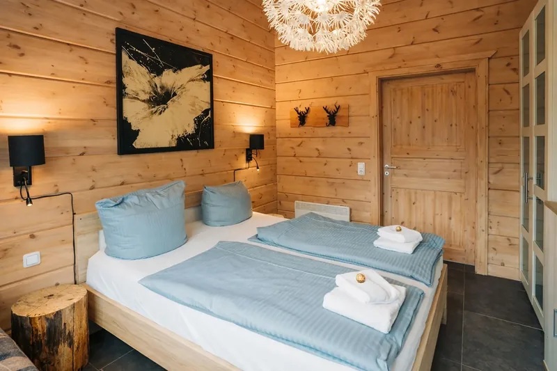 Schlafzimmer im warmen Holzambiente des Chalet Hahnenklee