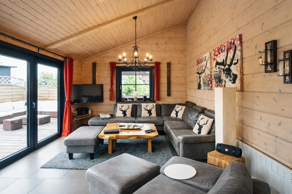 Großzügiges Wohnzimmer mit Sofalandschaft im Chalet Hahnenklee