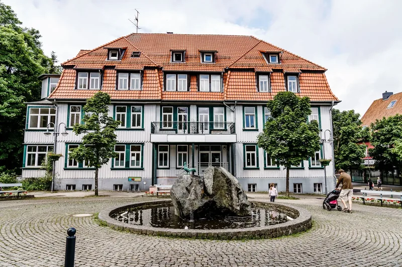 Historisches Kurhaus mit Brunnenanlage in Hahnenklee