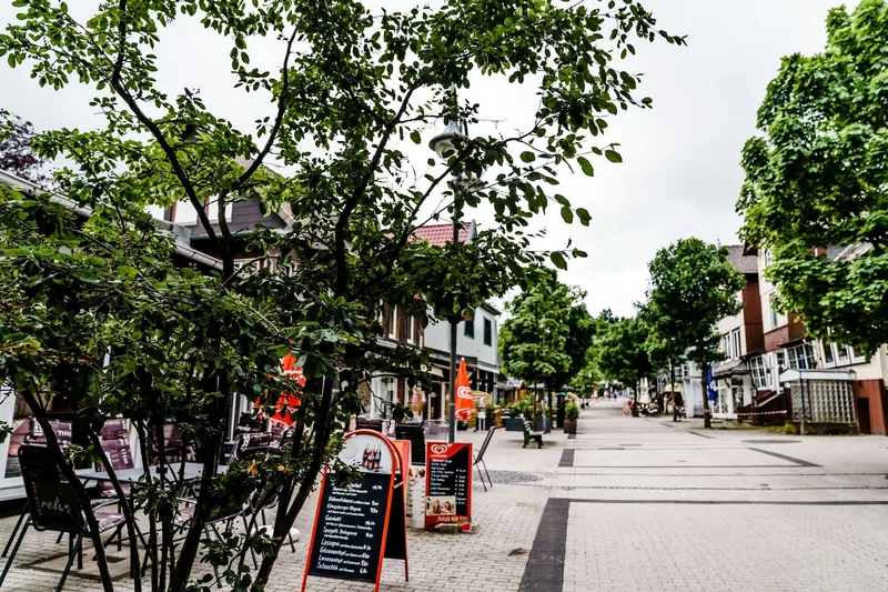 Rathausstraße mit Geschäften und Gastronomie in Hahnenklee