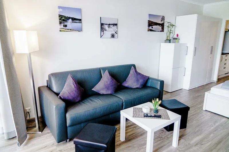 Wohnbereich mit Sofa und Sitzecke