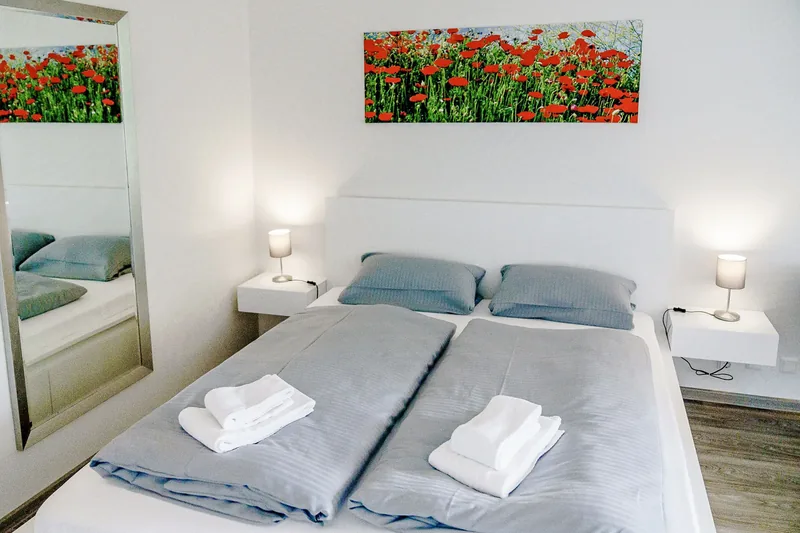 Doppelbett im Wohn- und Schlafbereich der Kranichblick Suite