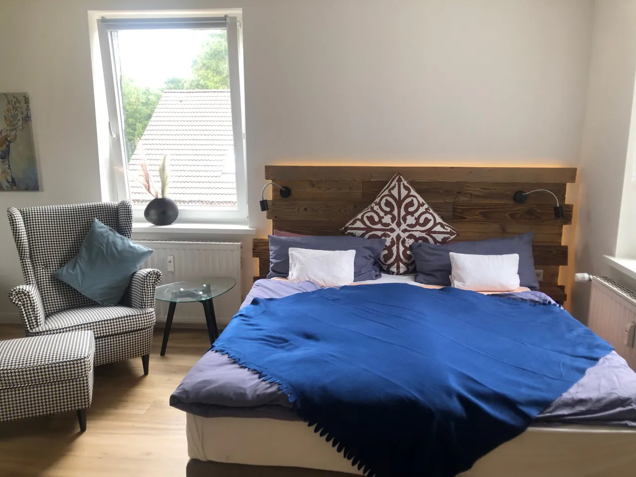Schlafbereich mit Boxspringbett und Ohrensessel – Gipfelstation in Braunlage