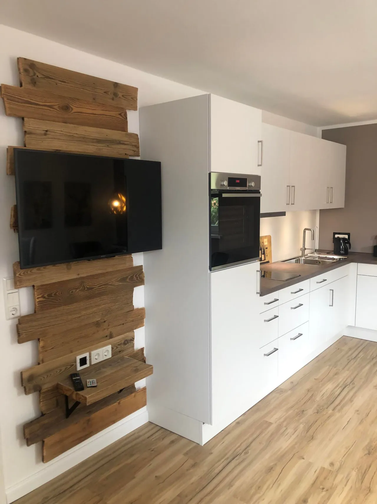 Fernsehwand aus Altholz mit angrenzender Küche – Gipfelstation in Braunlage