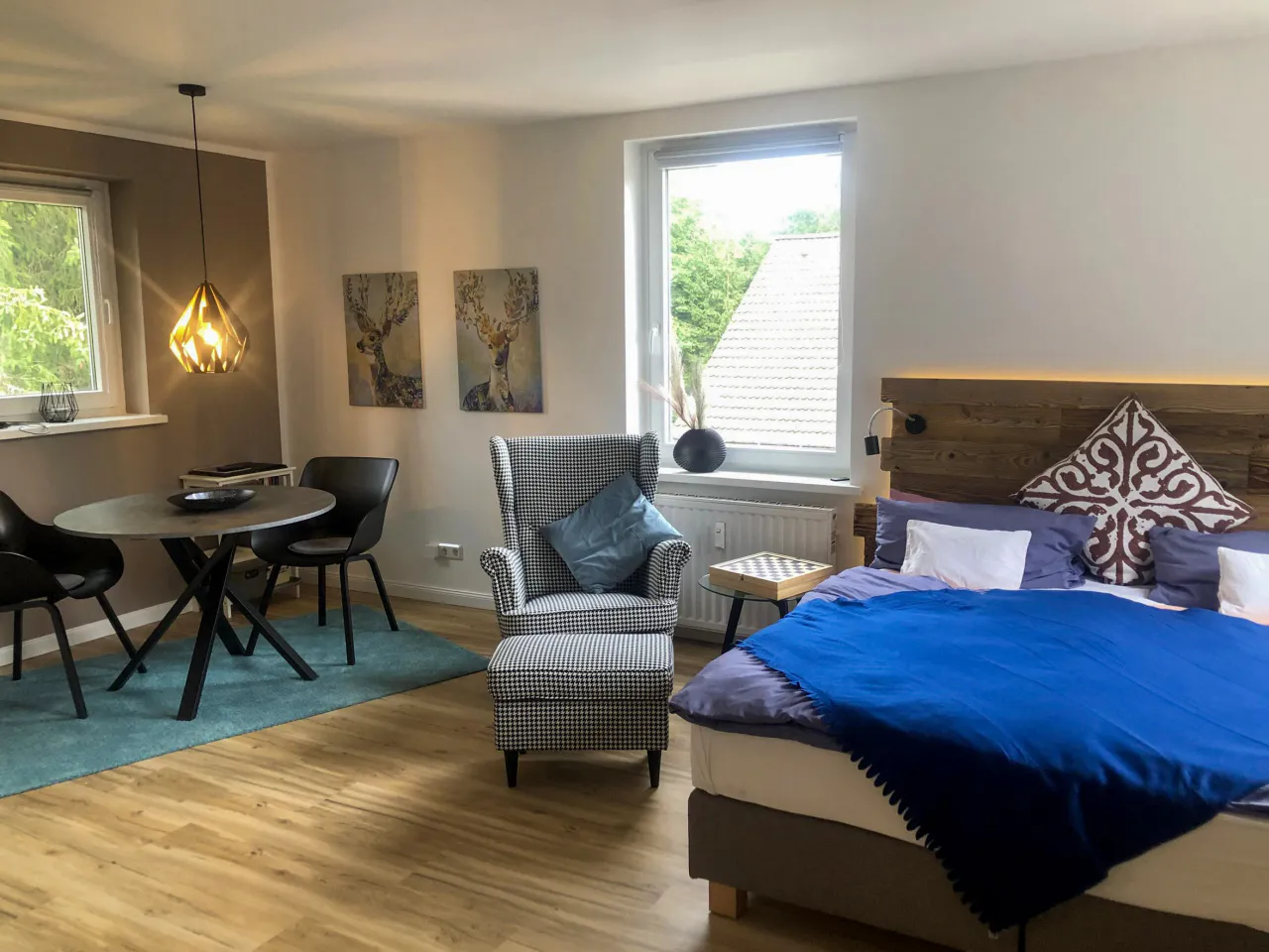Studio mit Boxspringbett, Ohrensessel und Essplatz – Gipfelstation in Braunlage