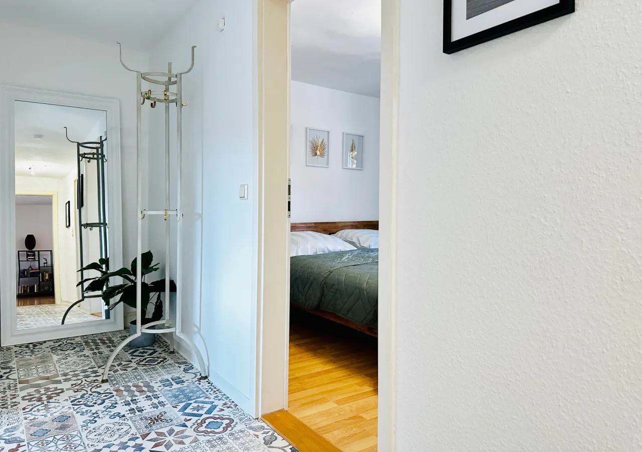 Flur mit Standspiegel und Durchblick ins Schlafzimmer – Bäringer Auszeit in Goslar