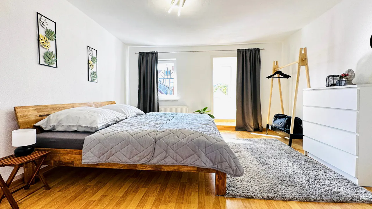 Hauptschlafzimmer mit Fensterfront – Bäringer Auszeit in Goslar