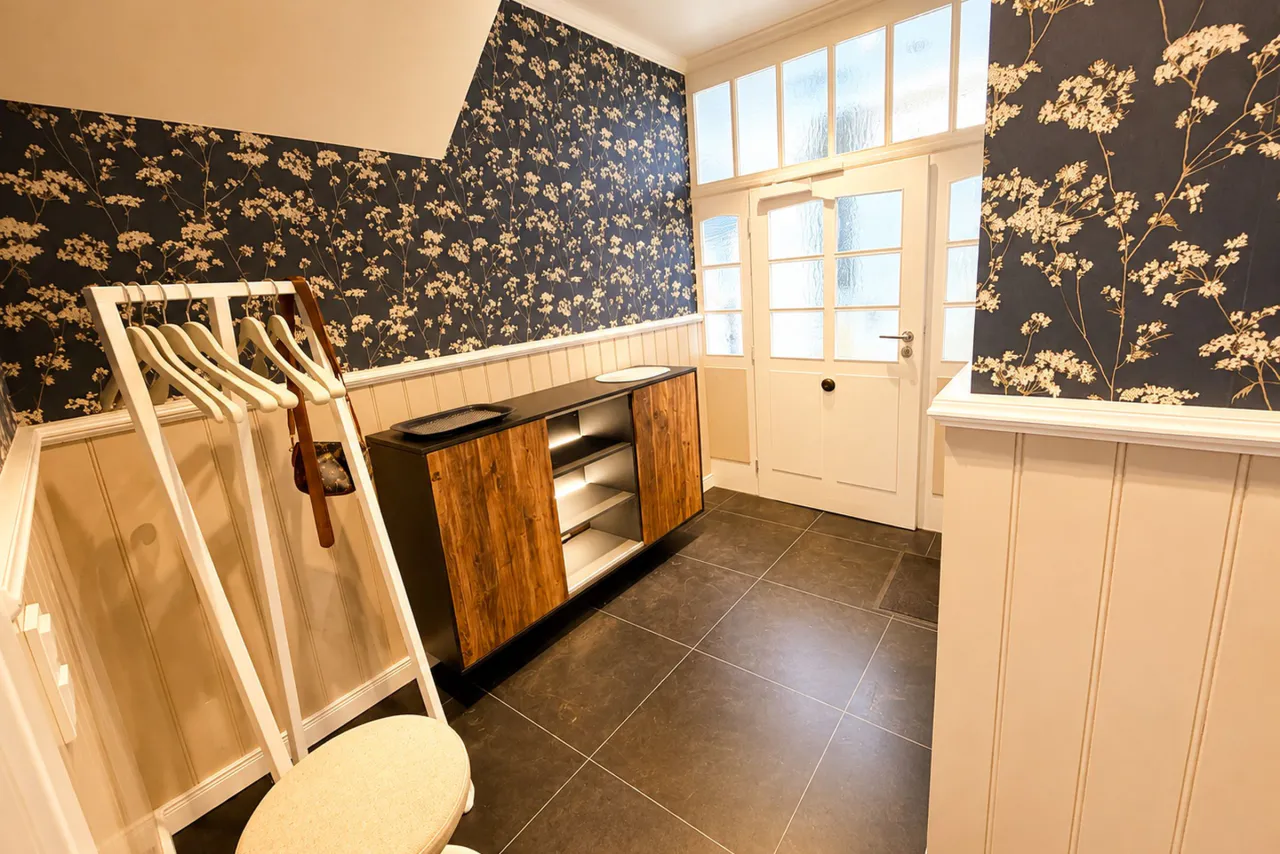 Garderobenbereich mit Sideboard und Eingangstür – Logierhof Goslar Wohnung 1 in Goslar