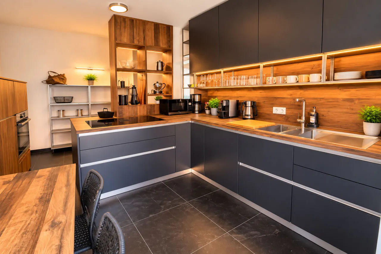 Küchenzeile mit Ceranfeld und offenen Regalen – Logierhof Goslar Wohnung 1 in Goslar