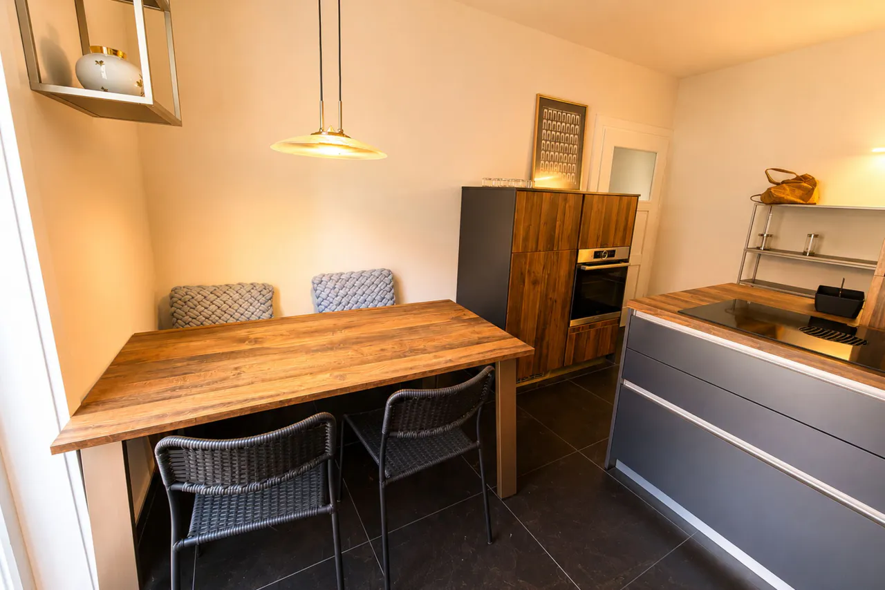 Essplatz an der Kochinsel – Logierhof Goslar Wohnung 1 in Goslar