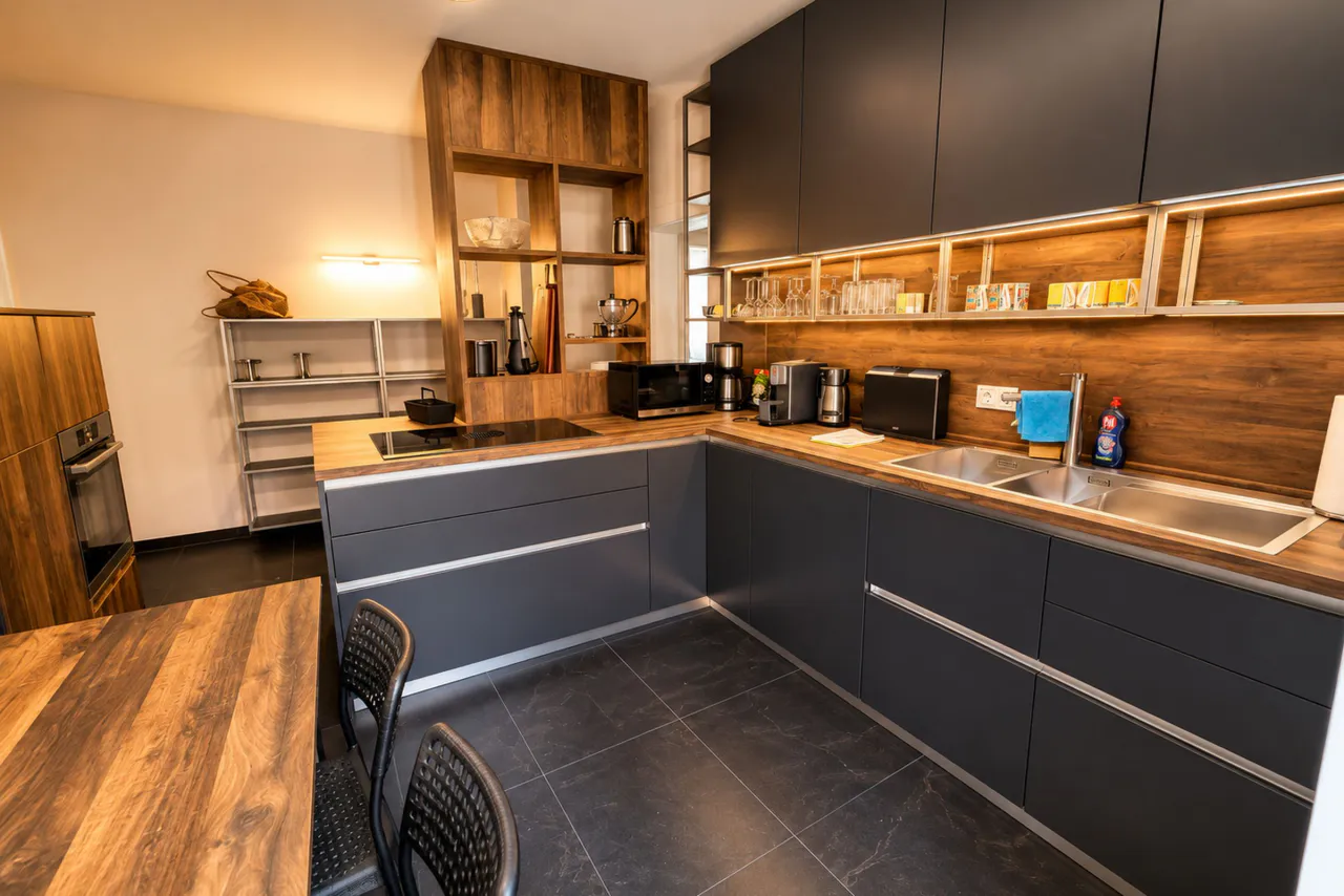 Küche mit Kochinsel, Backofen und Essplatz – Logierhof Goslar Wohnung 1 in Goslar