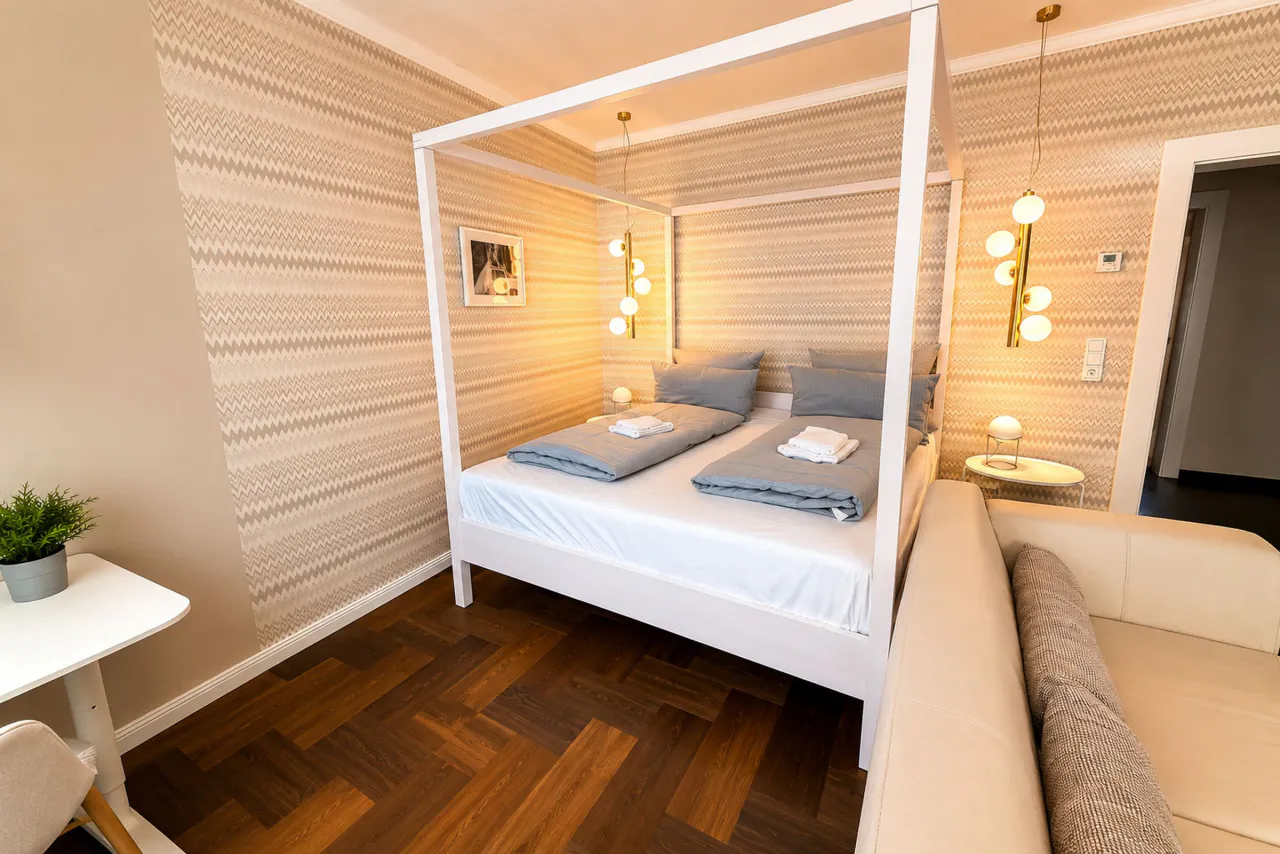 Schlafzimmer mit Himmelbett und Sitzbereich – Logierhof Goslar Wohnung 1 in Goslar