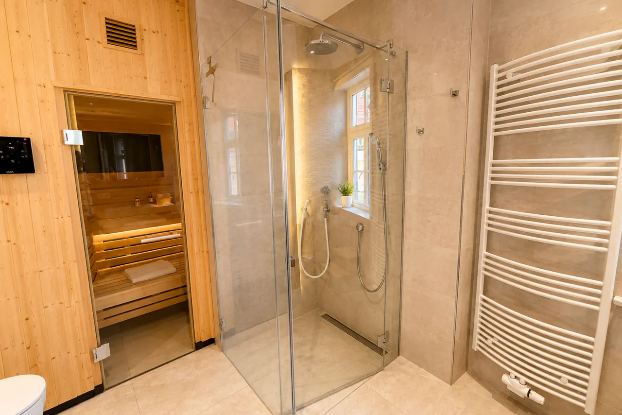 Badezimmer mit Regendusche und Zugang zur Sauna – Logierhof Goslar Wohnung 1 in Goslar