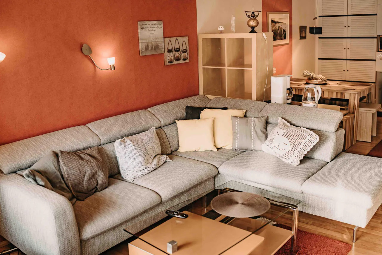 Wohnbereich mit Waldmotiv-Wandbild – Apartment 7 / 115 in Hahnenklee