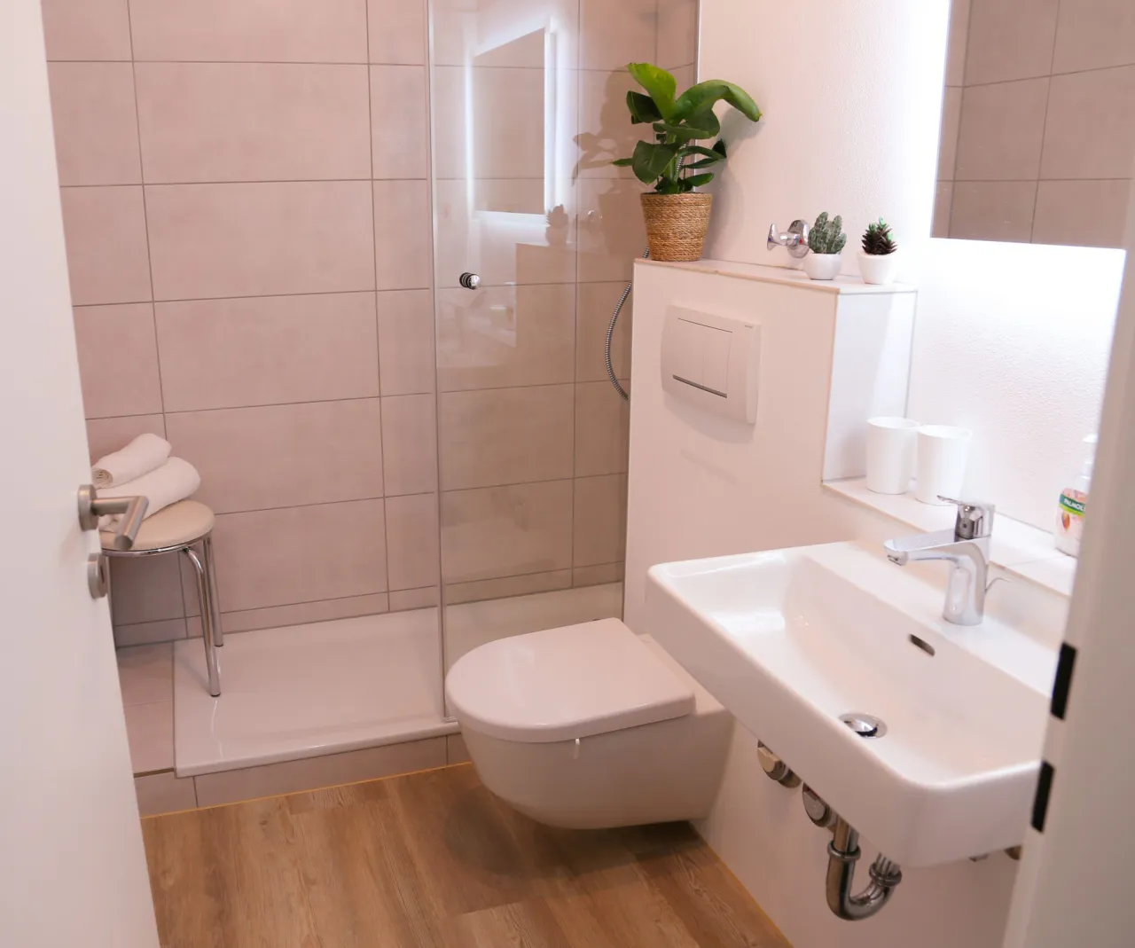 Badezimmer mit bodengleicher Dusche – Berg-Klee in Hahnenklee