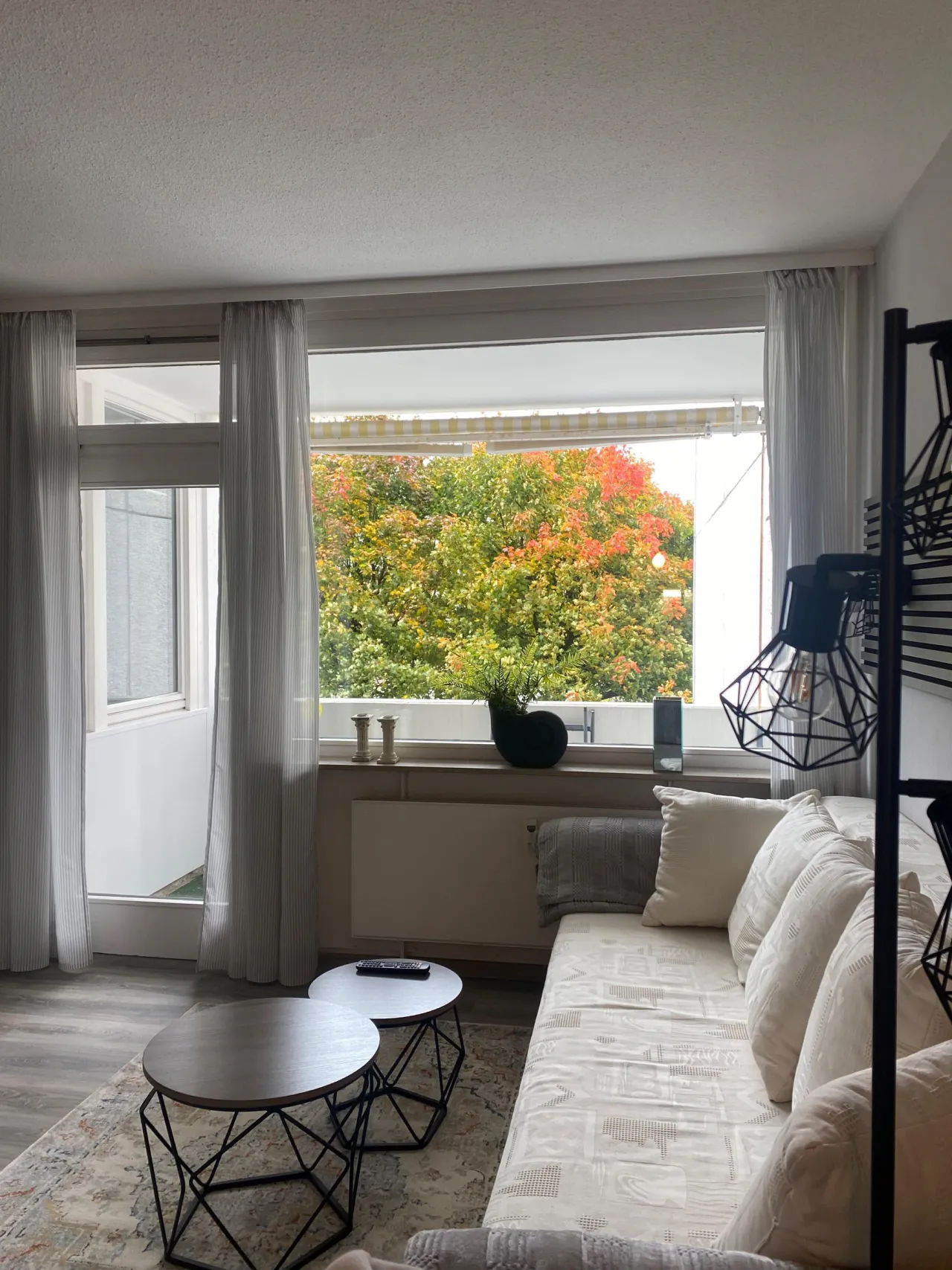 Wohnbereich mit Sofaecke und großem Fenster – BergQuartier in Hahnenklee