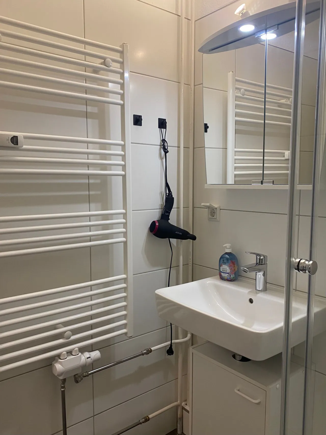 Badezimmer mit Waschbecken – BergQuartier in Hahnenklee