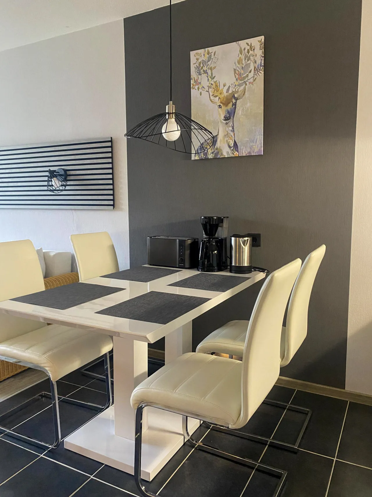 Essbereich mit Tisch und Wandbild – BergQuartier in Hahnenklee