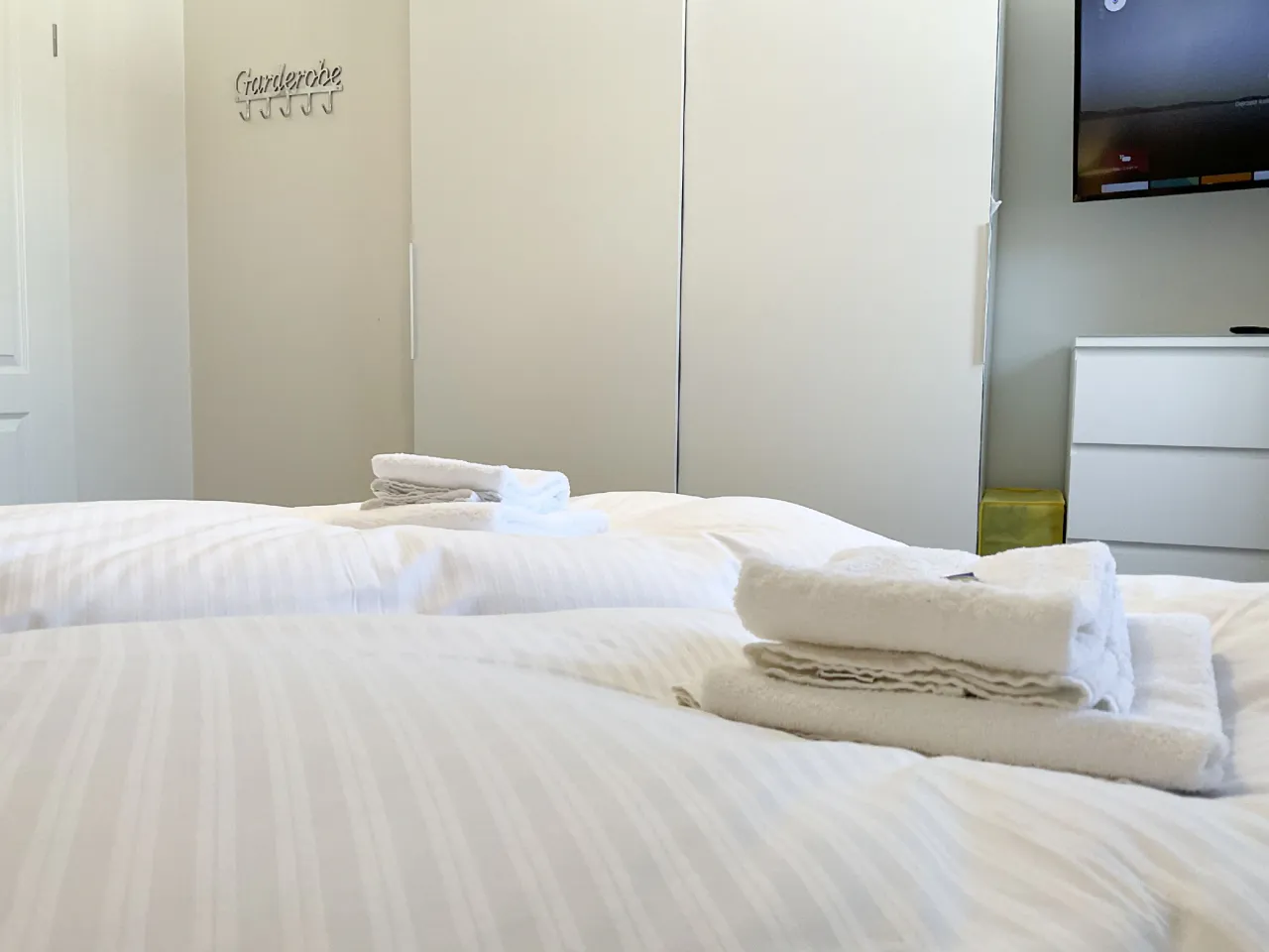 Schlafzimmer mit Kleiderschrank und TV – Bocksberg Blick Haus 1 Bergblick in Hahnenklee