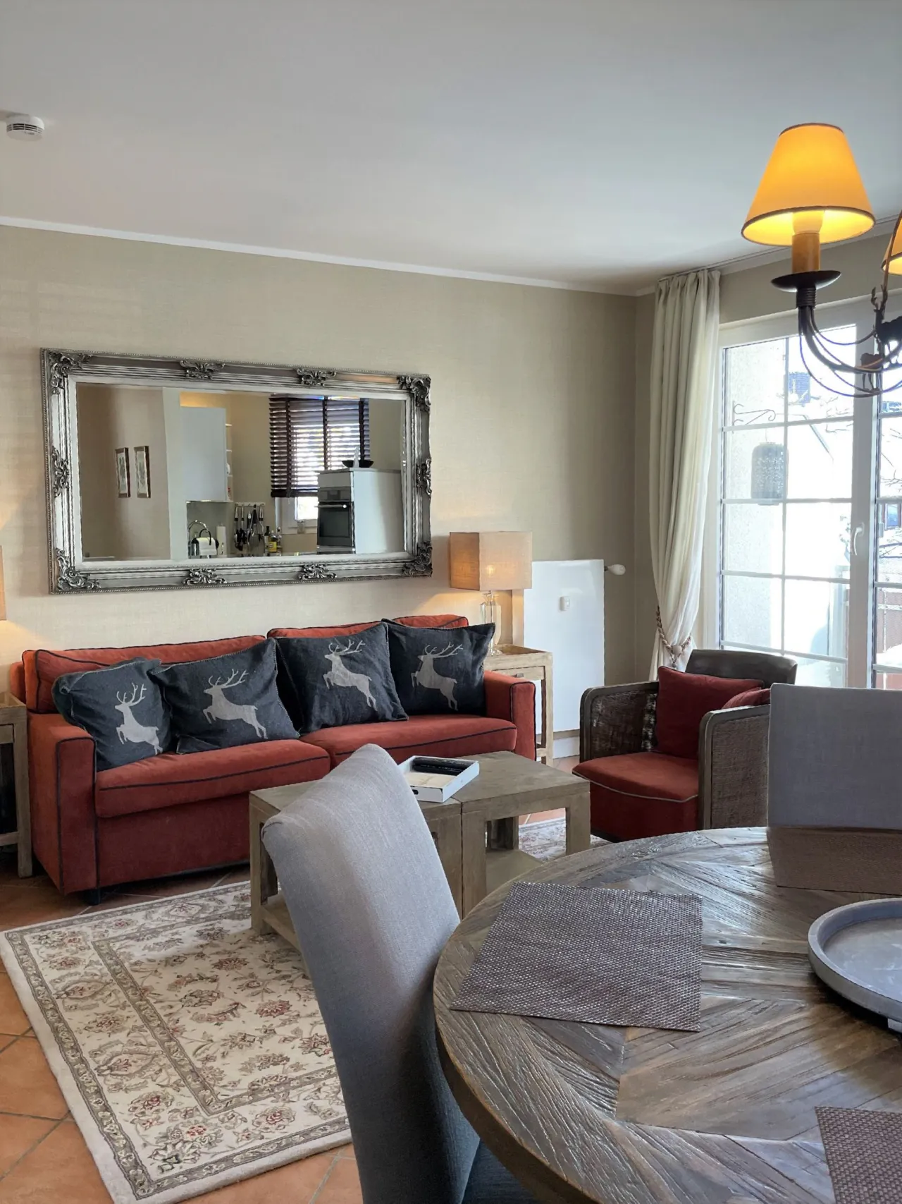 Wohnbereich mit Sofa und großem Wandspiegel – Bocksberg Blick Haus 1 Hirschzeit in Hahnenklee