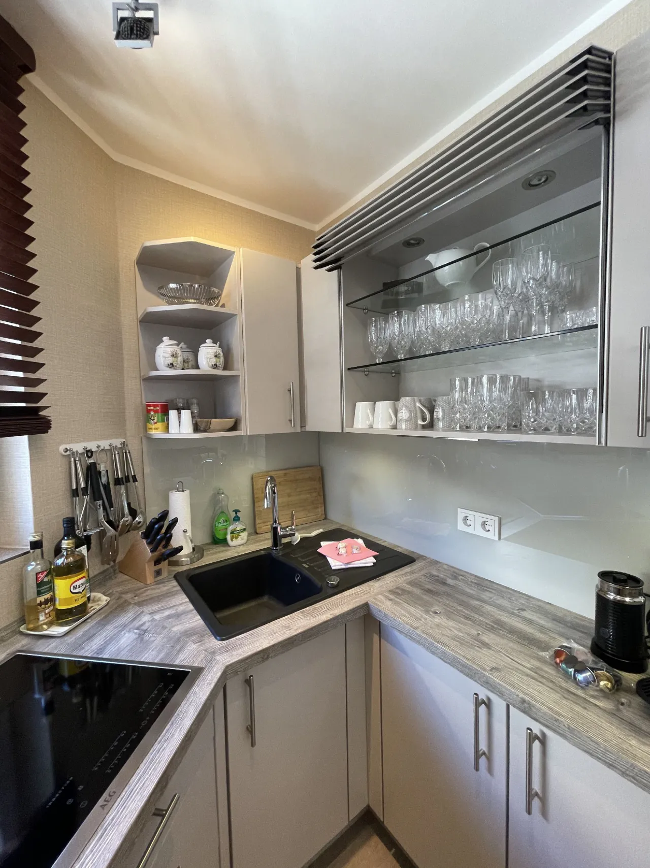 Küche Detail mit Gläserschrank – Bocksberg Blick Haus 1 Hirschzeit in Hahnenklee