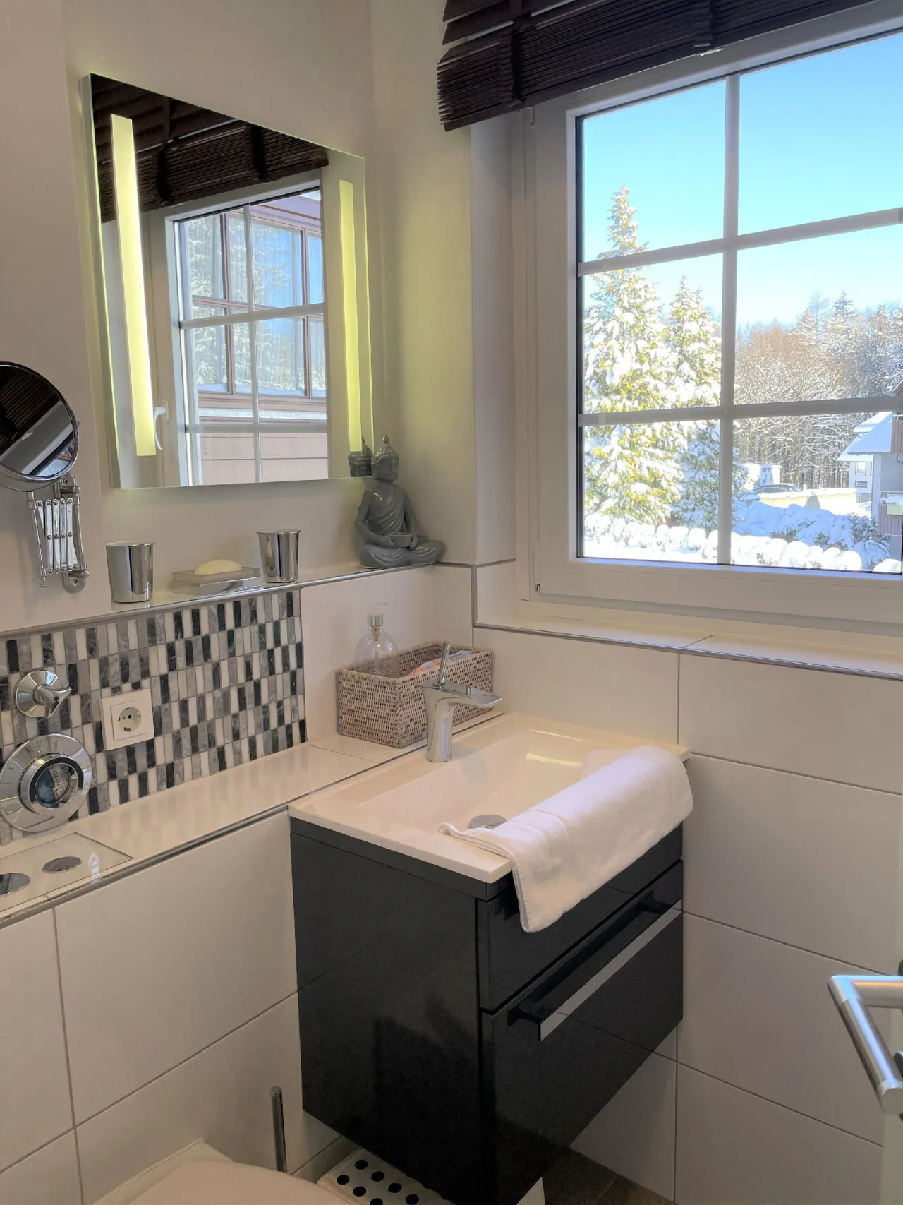 Badezimmer mit Fenster und Winterblick – Bocksberg Blick Haus 1 Hirschzeit in Hahnenklee