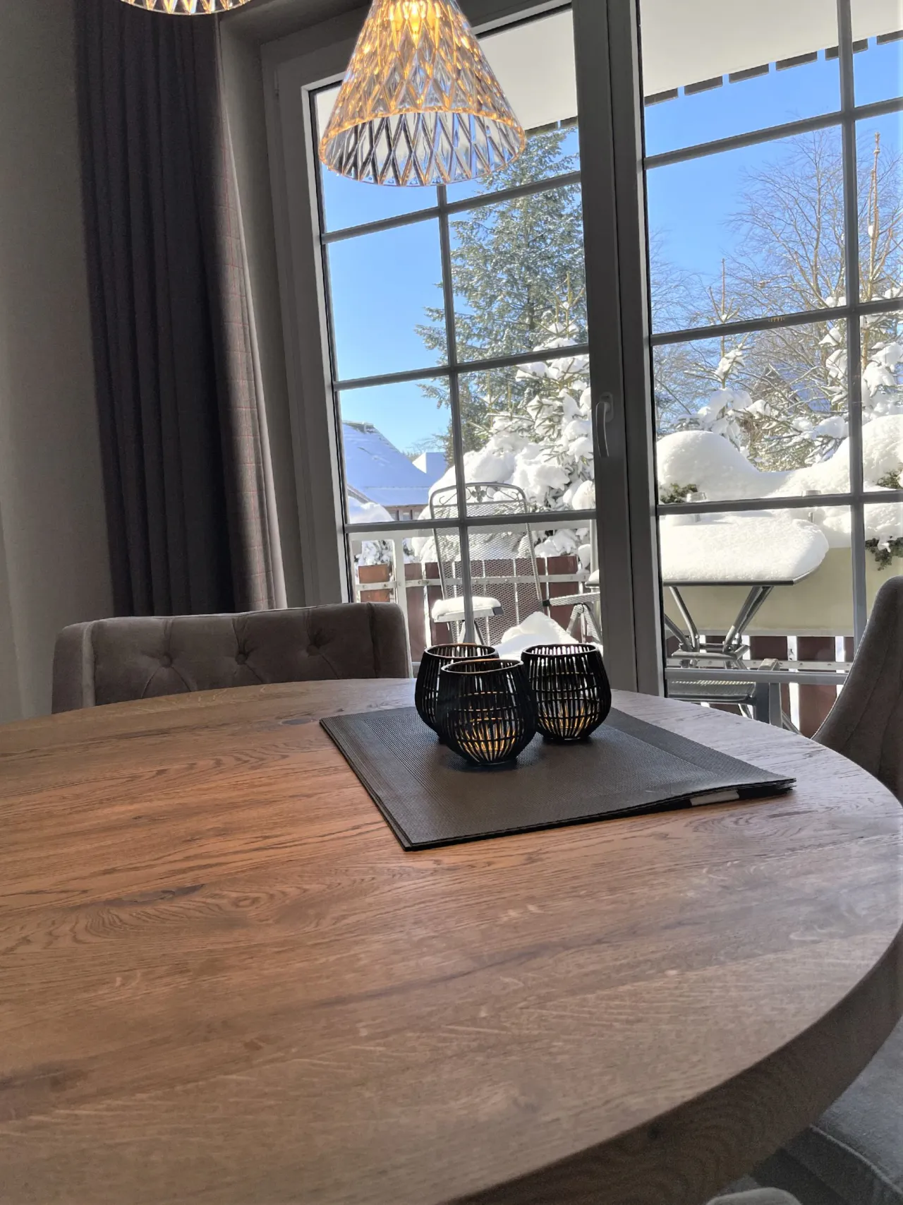 Essbereich mit Winterblick – Bocksberg Blick Haus 1 Kaminzeit in Hahnenklee