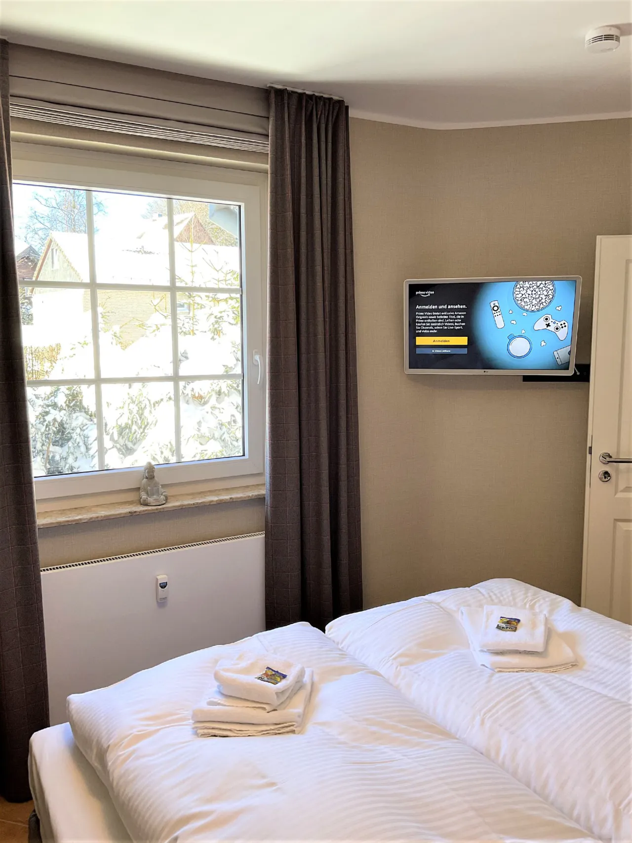 Schlafzimmer 1 (mit TV) – Bocksberg Blick Haus 1 Kaminzeit in Hahnenklee