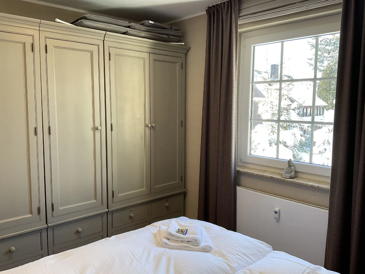 Schlafzimmer 2 mit Kleiderschrank und Winterblick – Bocksberg Blick Haus 1 Kaminzeit in Hahnenklee