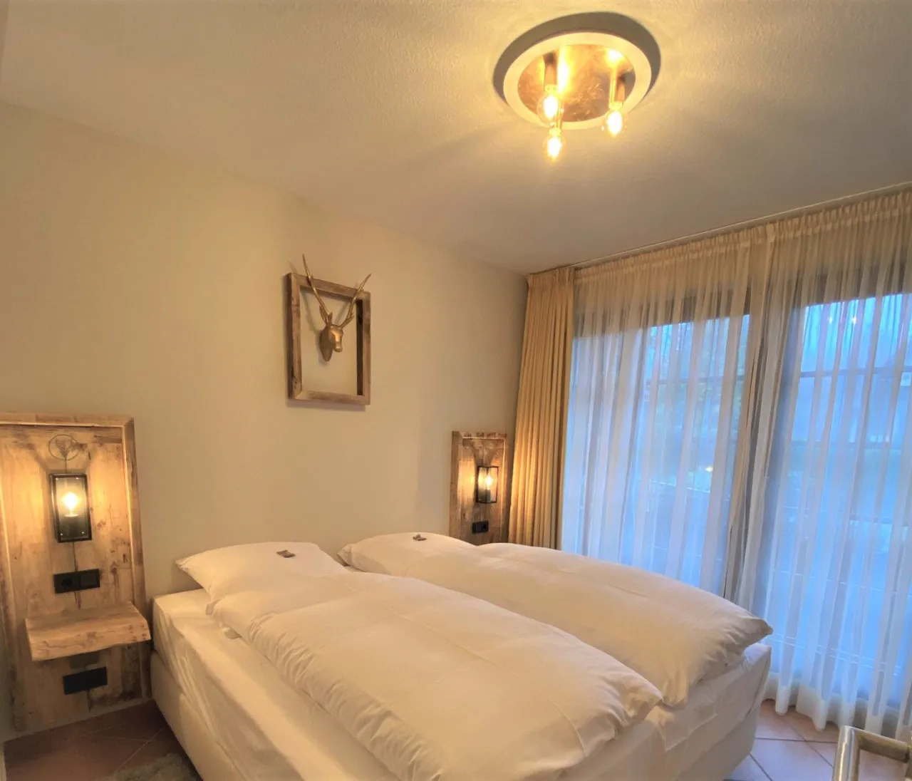 Schlafzimmer mit Geweih-Deko – Bocksbergblick Ausspann in Hahnenklee