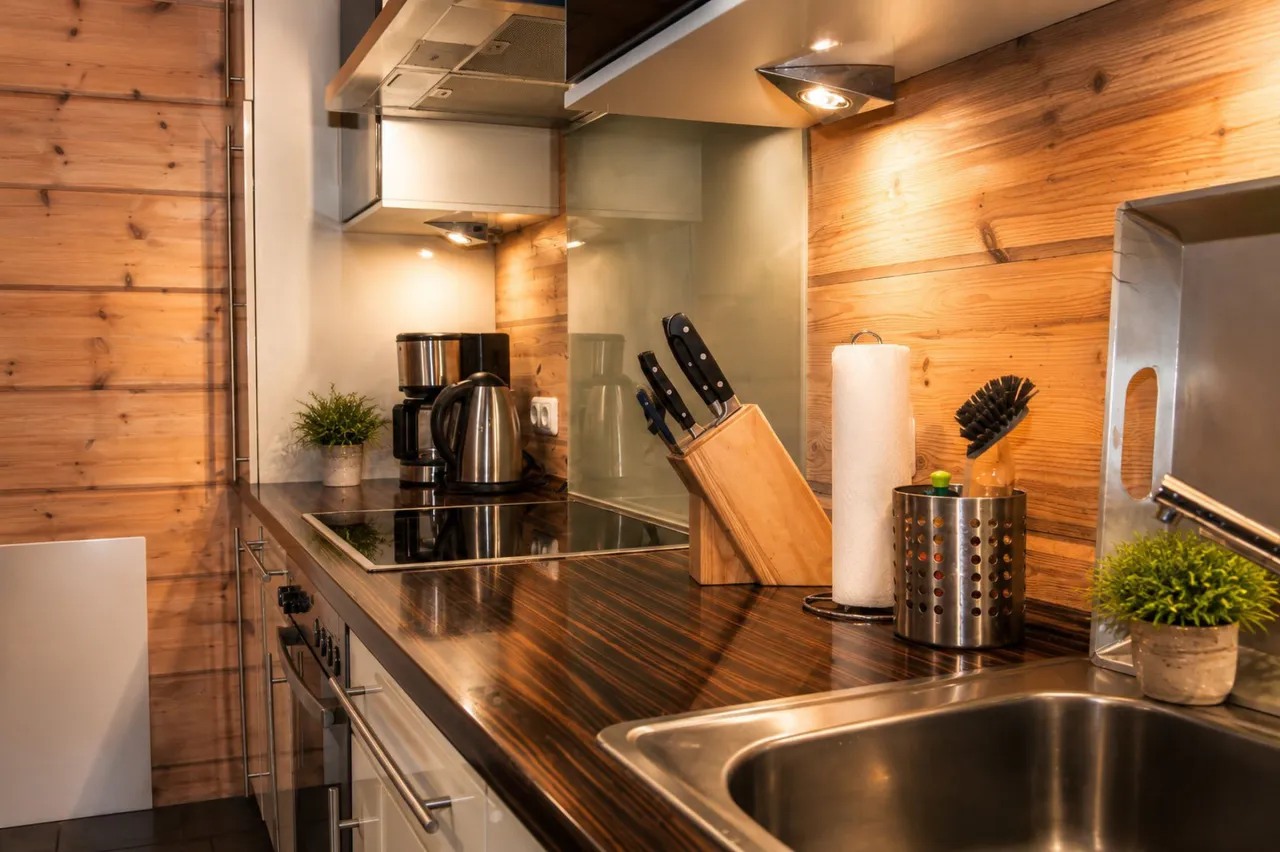 Küchenzeile mit Ceranfeld, Spüle und Backofen – Chalet Bocksberg in Hahnenklee