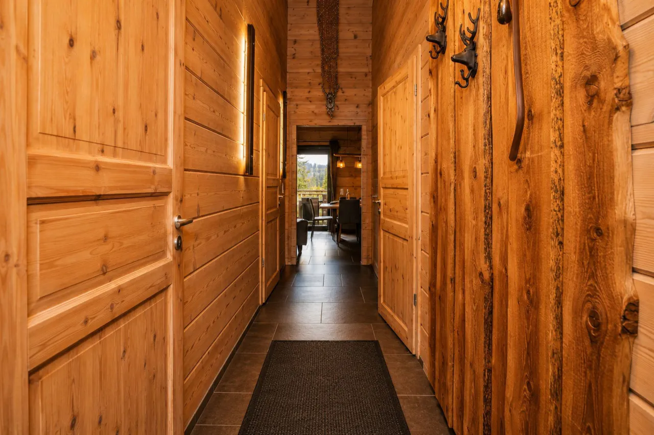 Flur mit Garderobe und Durchblick zur Terrasse – Chalet Bocksberg in Hahnenklee