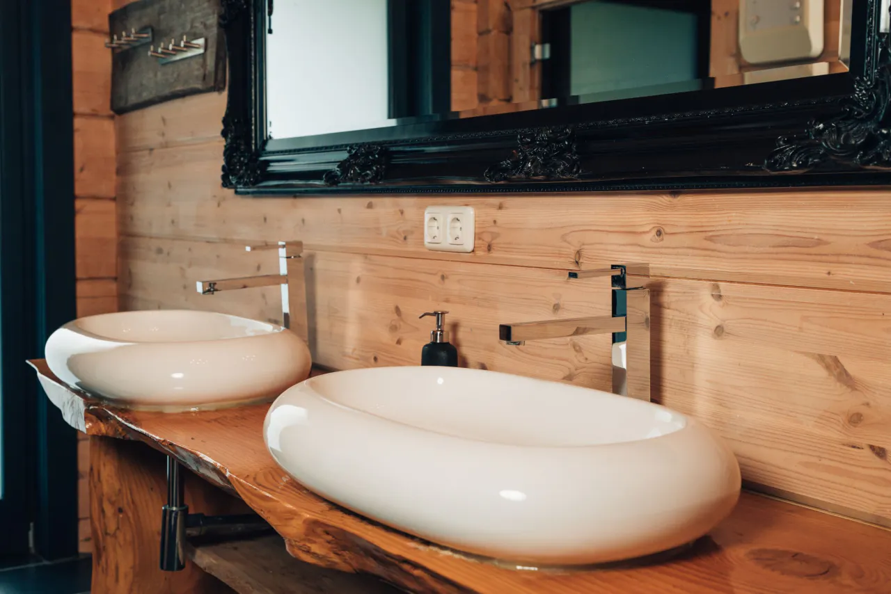 Doppelwaschtisch mit Aufsatzbecken auf Massivholzplatte – Chalet Bocksberg in Hahnenklee