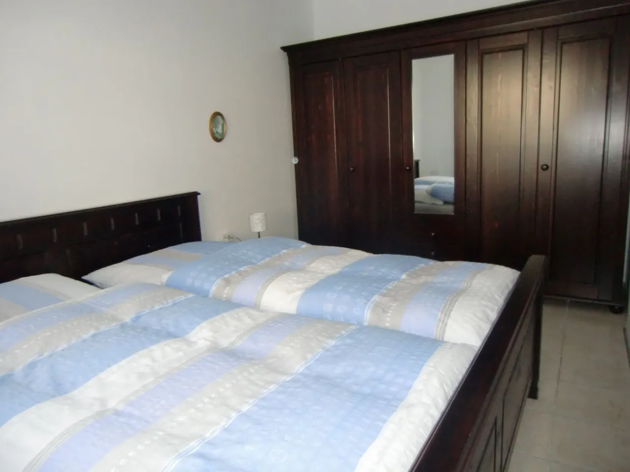 Schlafzimmer mit Doppelbett und Kleiderschrank – Fewo Eiche in Hahnenklee
