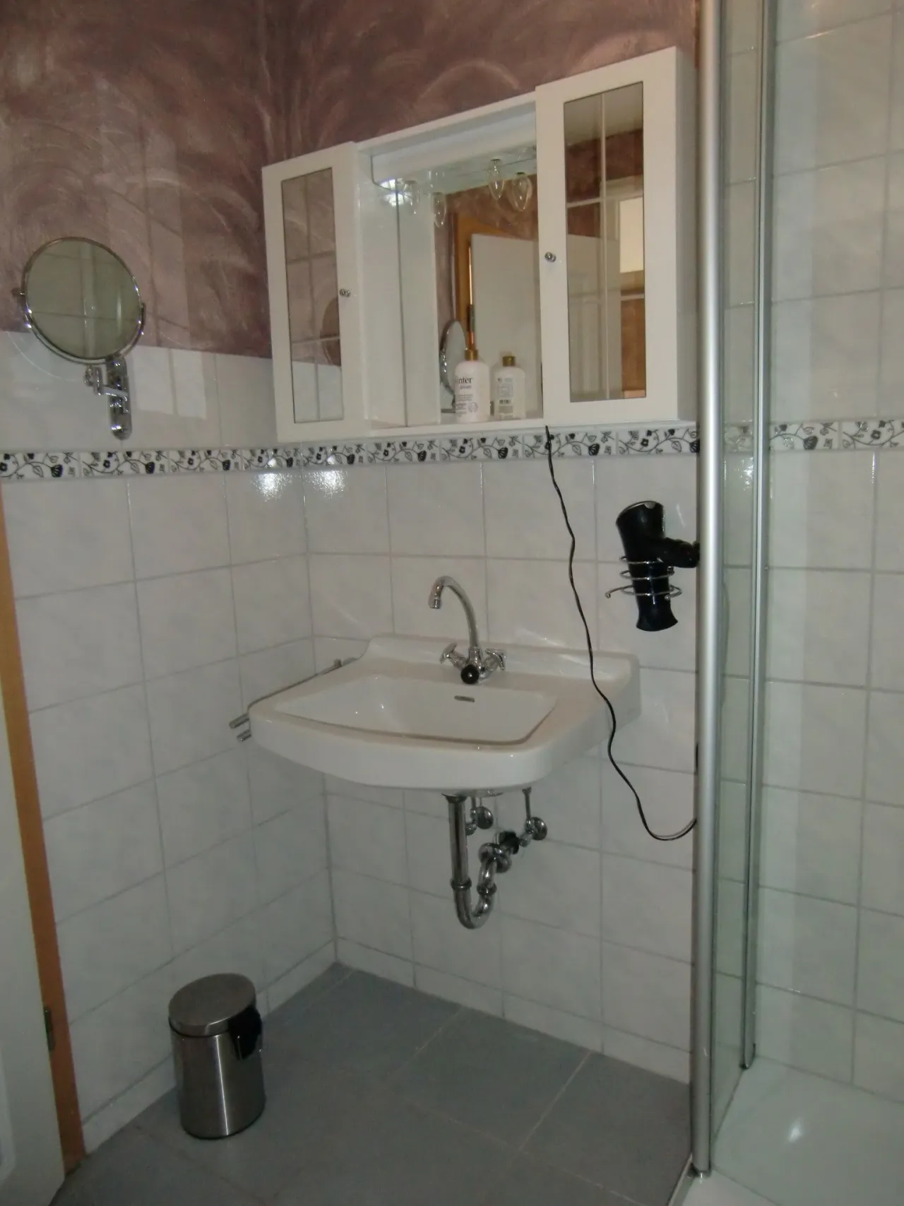 Badezimmer mit Waschbecken und Spiegelschrank – Fewo Eiche in Hahnenklee