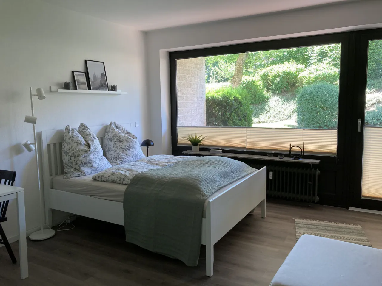 Bett vor der bodentiefen Fensterfront – Fewo Lotte in Hahnenklee