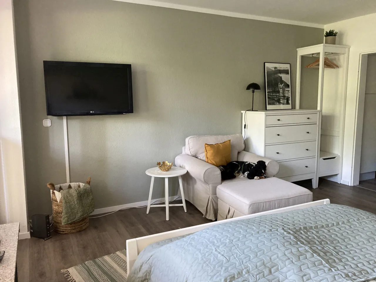 Sitzbereich mit Sessel, Kommode und Fernseher – Fewo Lotte in Hahnenklee