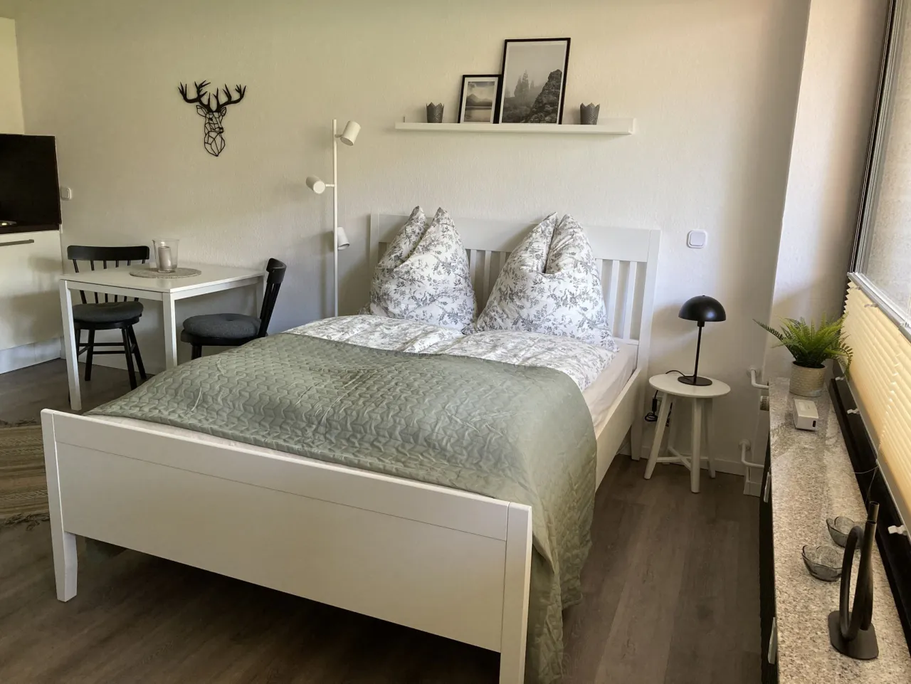 Studio vom Fenster aus mit Bett und Arbeitsplatz – Fewo Lotte in Hahnenklee