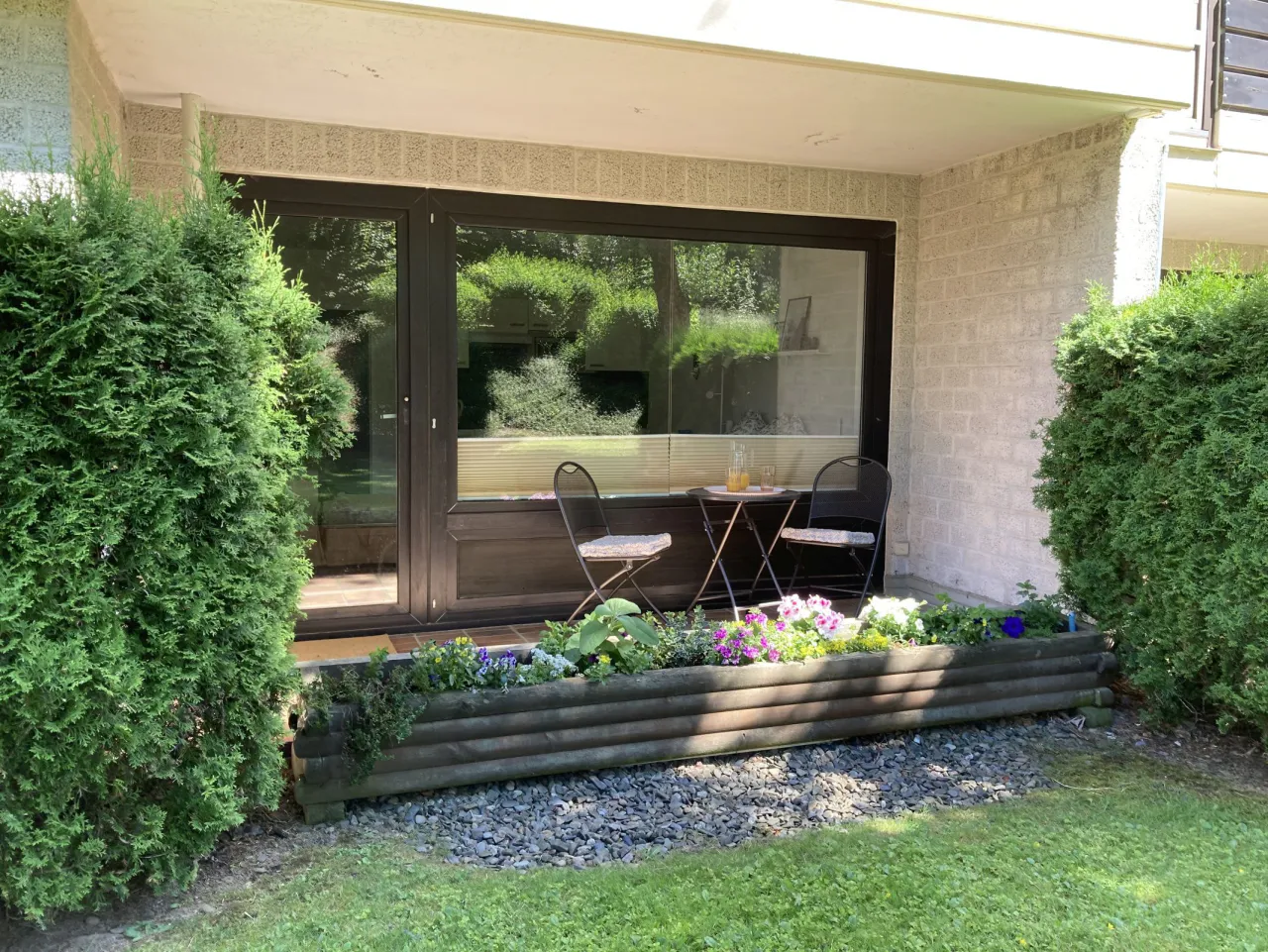 Terrasse mit Bistrotisch und Gartenzugang – Fewo Lotte in Hahnenklee