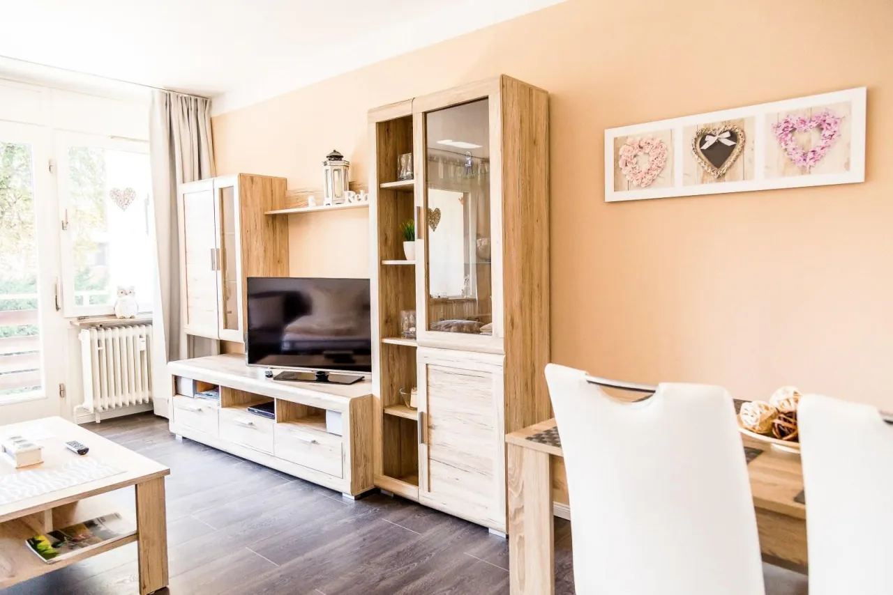 Wohnraum mit Fernsehmöbel und Essplatz – Fewo Petra in Hahnenklee