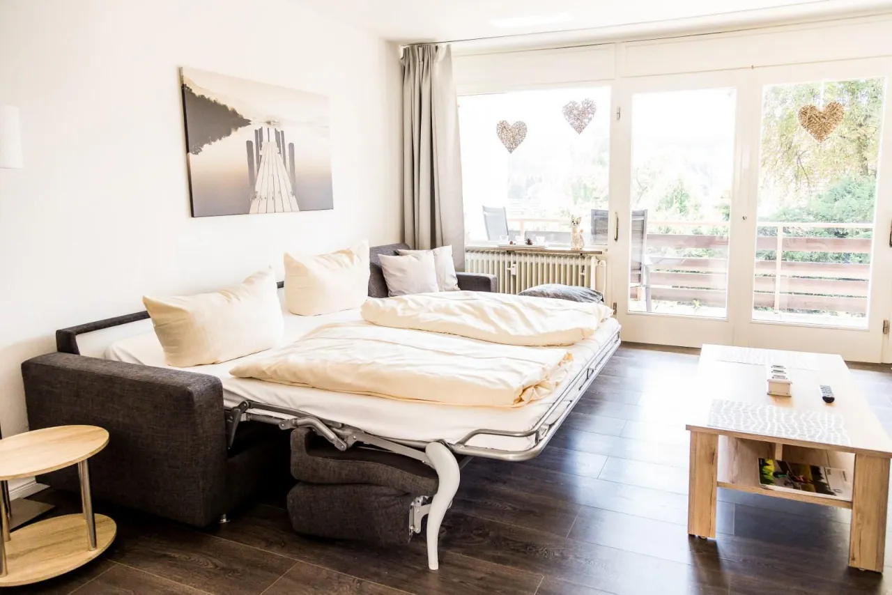 Wohnraum mit Schlafsofa und Balkonzugang – Fewo Petra in Hahnenklee
