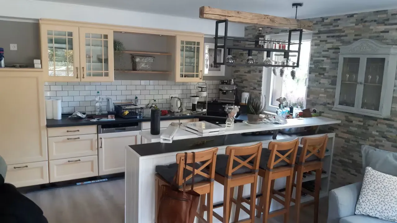 Küche mit Theke und Barhockern – Harz-Forest-Inn in Hahnenklee