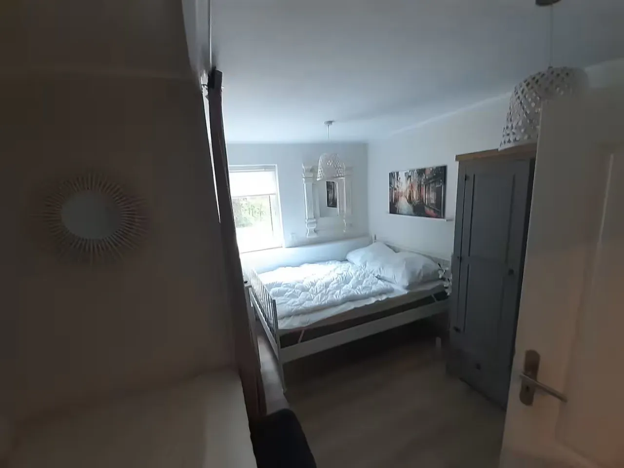 Schlafzimmer mit Bett und Schrank – Harz-Forest-Inn in Hahnenklee