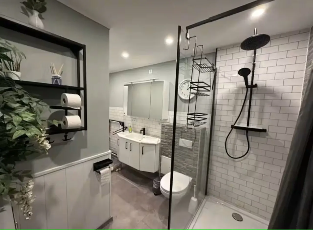 Badezimmer mit Regendusche, Waschtisch und WC – Harz-Forest-Inn in Hahnenklee