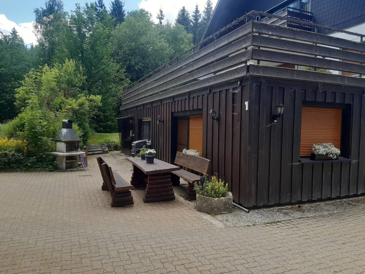 Terrasse mit Sitzgruppe und Grill – Harz-Forest-Inn in Hahnenklee